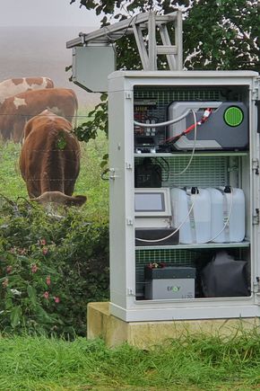 Water_level_measurement_EFOY_Pro_Cabinet_open.jpg