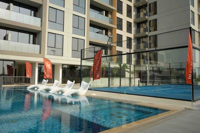 Temperature-controlled pool that adjusts to external climate conditions