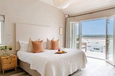 Perfect-Stays-Ferryside-master-bedroom.jpg
