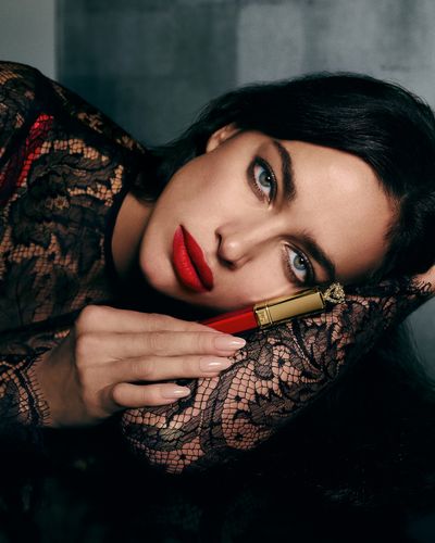 DG_MU24_RELAUNCH_EC_TALENT_W_PRODUCT_EVERKISS_LIQUID_LIP__8054754401233_JPEG_RGB_300_DPI_4x5.jpg