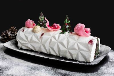 A Floral Christmas Log will be the showstopper of your Christmas Party : a  white chocolate cheesecake, a rose and raspberry flavour on a tahini and pistachio sponge