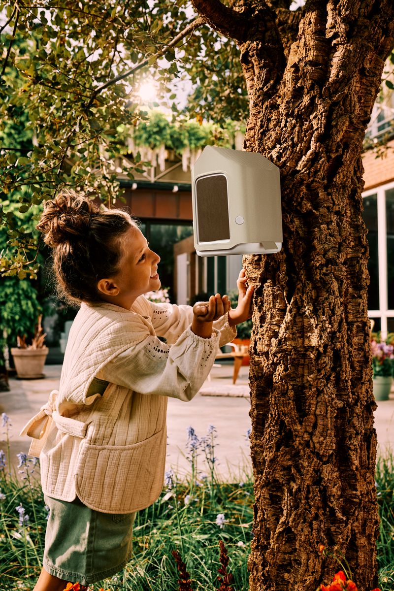 B's cosy bird feeder