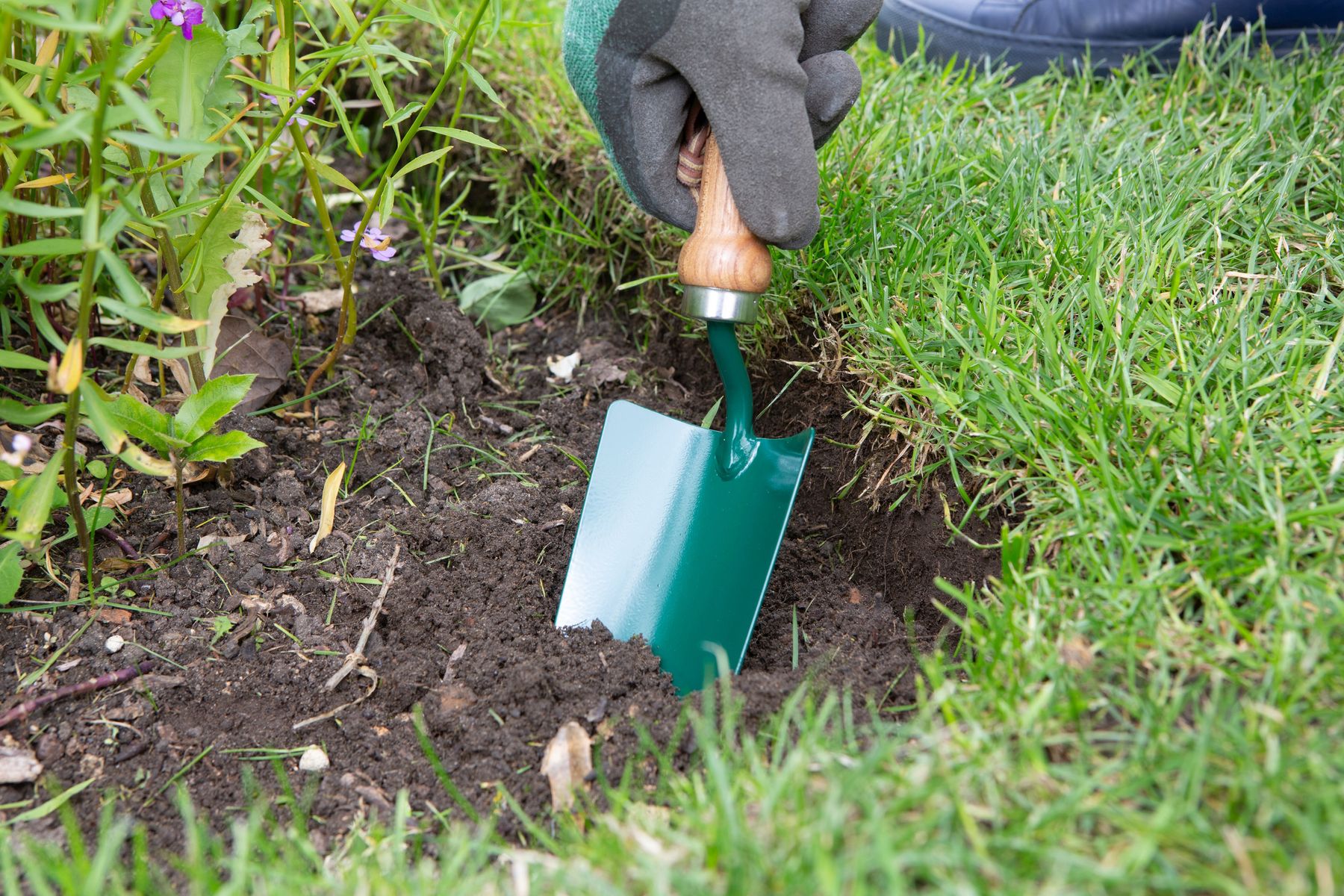 _carbon-steel-hand-trowel-1111208wr_Med.jpg