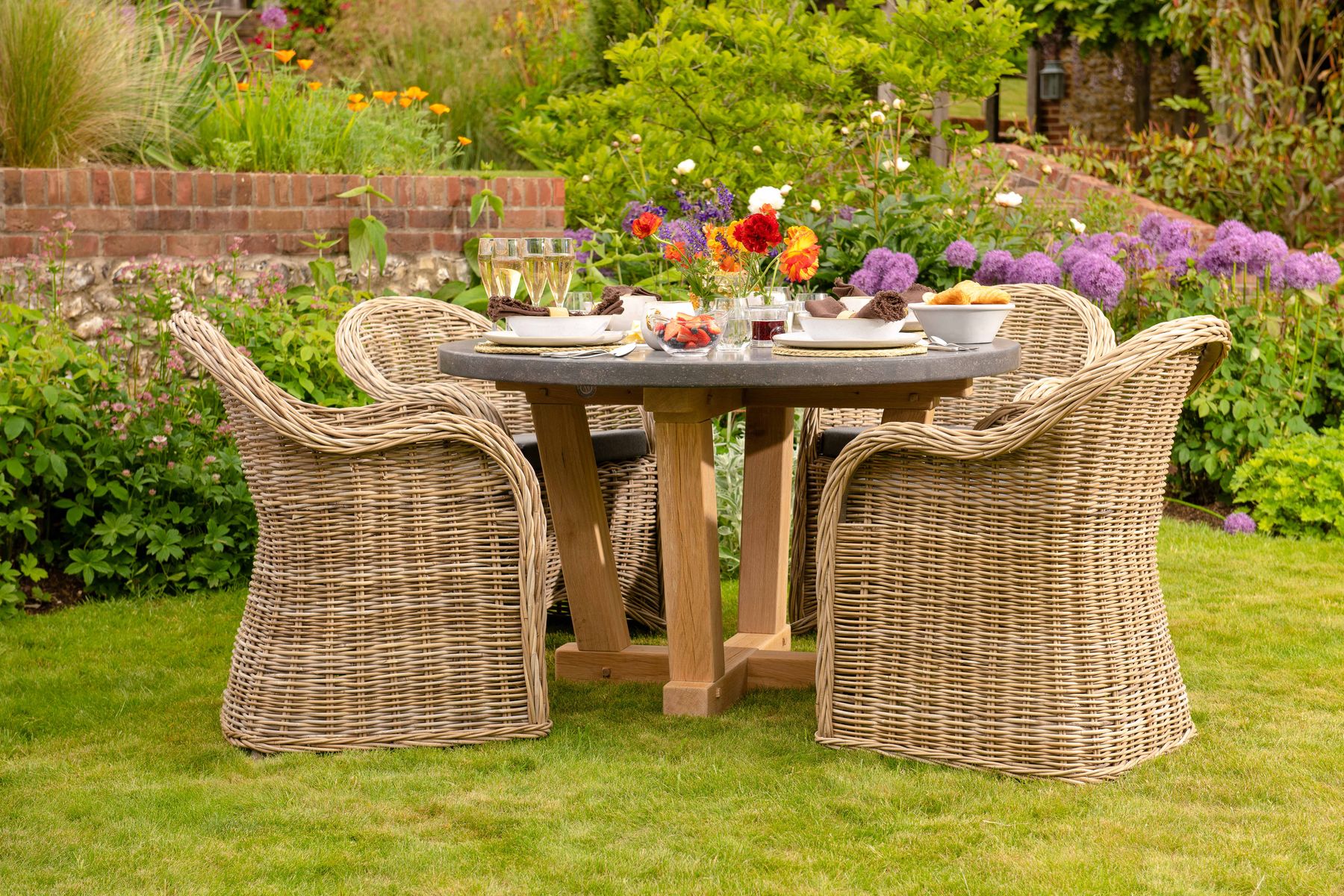 Oxenwood Outdoor Quintus Circular Dining Table