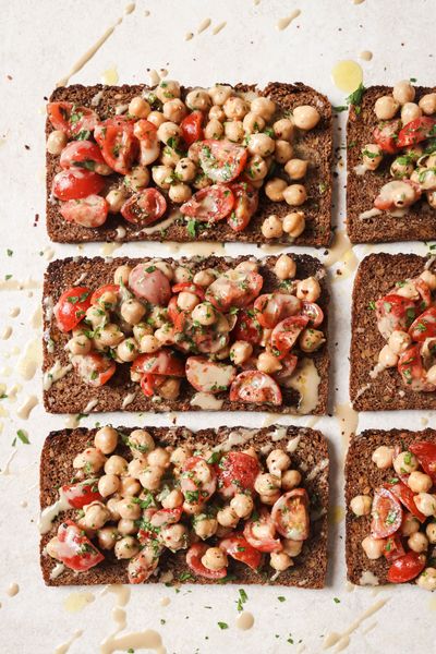 Rye bread with tomatoes, chickpeas and tahini