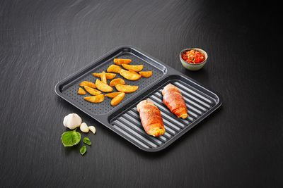 Divided 2-in-1 Crisp and sear tray - T943005HG99_03.jpg