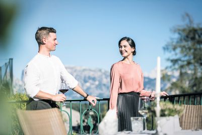 Junges Paar vor Panorama auf Terrasse© Hannes Niederkofler_HQ-7016.jpg