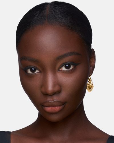DG_MU24_FLAWLESS LOOK_5_MAKEUP PORTRAIT_JPG_4X5_300DPI.jpg