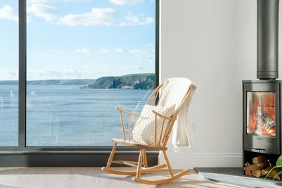 Perfect-Stays-Clifftop-living-room-4.jpg