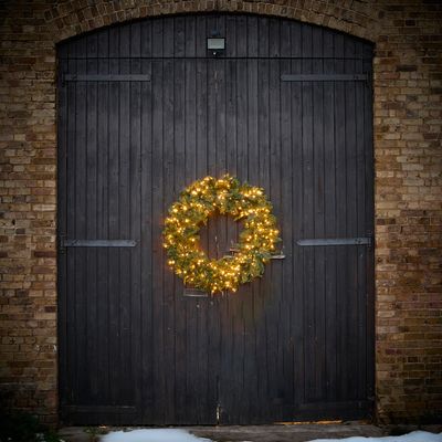 Indoor Outdoor Oversized Pre-lit Wreath (106cm)