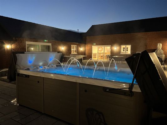 Lincolnshire Country Cottages - Hot Tub.jpeg