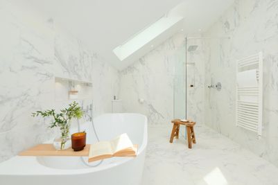 Perfect-Stays-Roscarrock-master-bedroom-ensuite.jpg