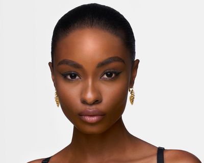 DG_MU24_FLAWLESS LOOK_4_MAKEUP PORTRAIT_JPG_5X4_300DPI.jpg