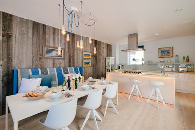 Perfect-Stays-Waterside-living-area-1.jpg