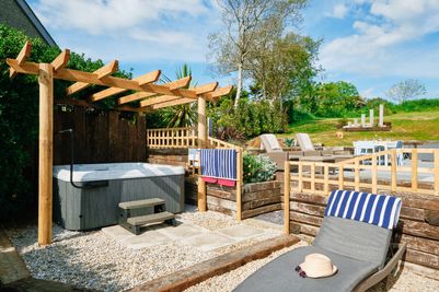 Perfect-Stays-Trewhella-hot-tub-1.jpg