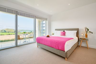 Perfect-Stays-Middle-Hobby-master-bedroom.jpg
