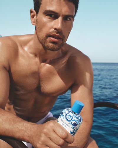 DG_FF25_LB_EC_TALENT_W_PRODUCT_LB_CAPRI_IN_LOVE_MALE_EDP_100ML_8054754407280_JPG_4_5_300DPI_CMYK.jpg
