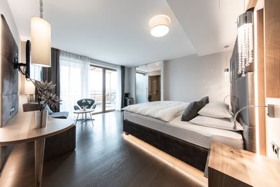 Alpiana_Double Room Premium Deluxe (3).jpg