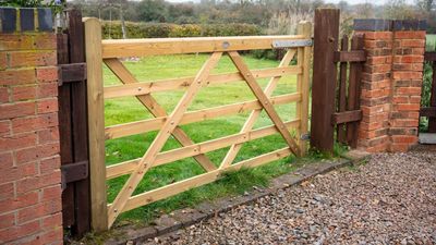 Suggested Header 2000px 7ft Croft Prestige Gate Lifestyle (1).jpg