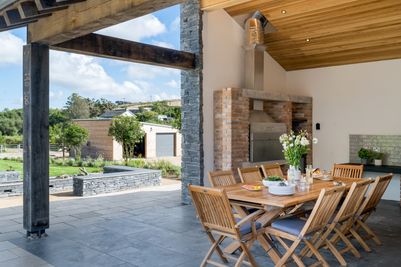 Perfect-Stays-Noordhoek-outdoor-kitchen.jpg