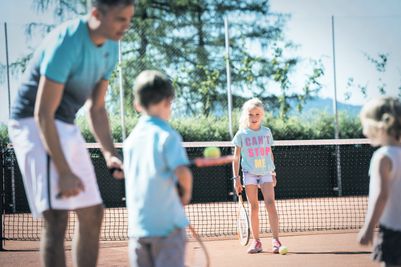 Kinder beim Tennis© Hannes Niederkofler_HQ-6844.jpg