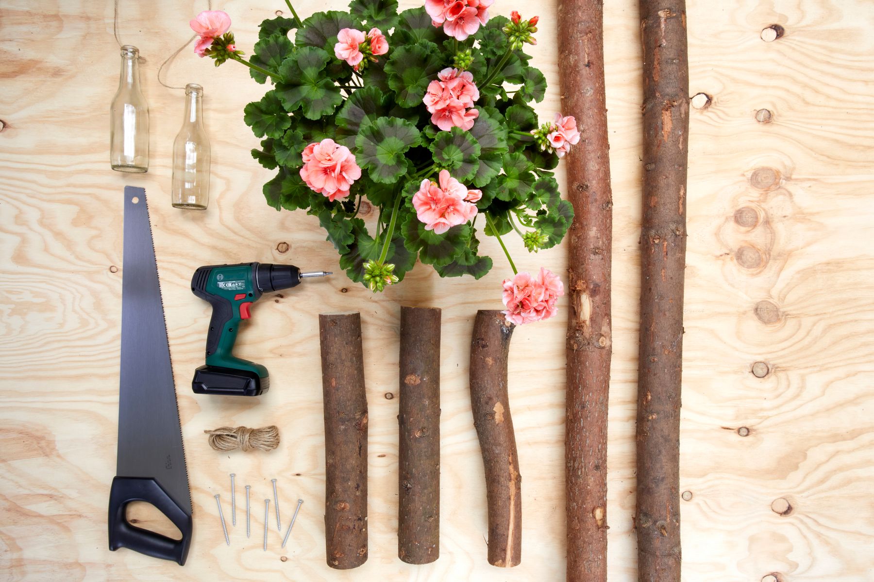 2023_Geraniums_4010_DIY_Ladder_for_Hanging_Flowers_01.jpg