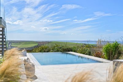 Perfect-Stays-Panorama-swimming-pool.jpg