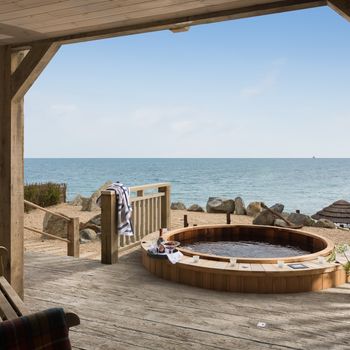 Perfect-Stays-Compass-Point-hot-tub-1.jpg