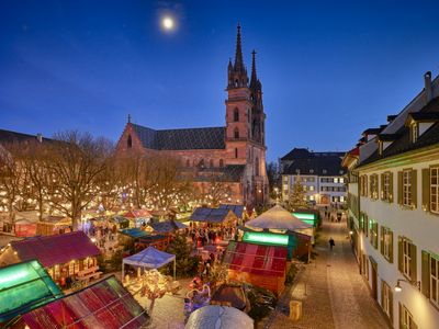 Basler Weihnachtsmarkt auf dem M├╝nsterplatz  Basel Christmas market at M├╝nsterplatz.tif