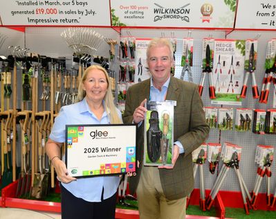 Tracey Cooper, National Sales Manager, Garden Tools & Products and Will Timmis, Head of Outdoor Divisions, with the award win
