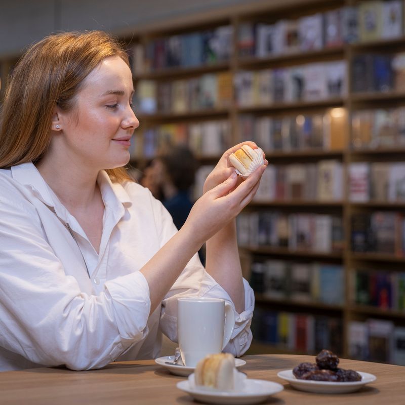 Vanilla date macarons