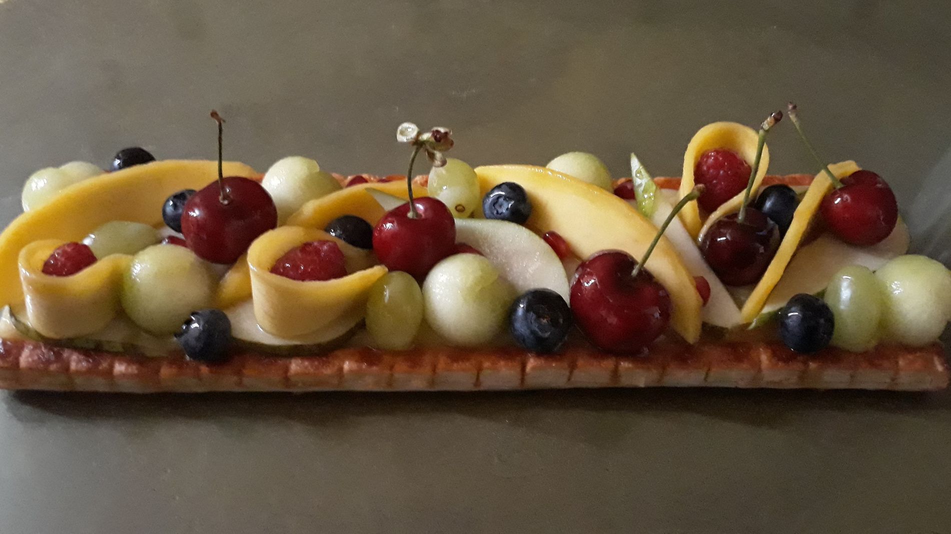 Kilometre fruit tart