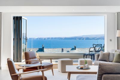 Perfect-Stays-Gwel-Arvor-living-area-2.jpg