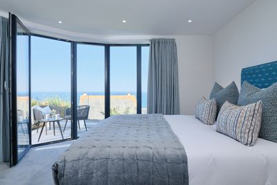 Perfect-Stays-Breakwater-master-bedroom.jpg