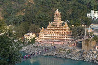 RishikeshLakshmanJhulaBridge_India_dreamstimel68131645.jpg