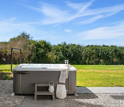Perfect-Stays-Fair-Skies-exterior-hot-tub.jpg