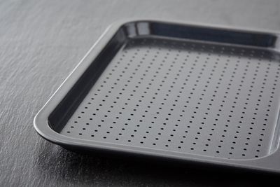 Divided 2-in-1 Crisp and sear tray - T943005HG99_05.jpg