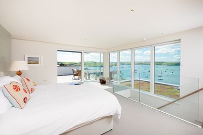 Perfect-Stays-Lower-Cole-master-bedroom.jpg
