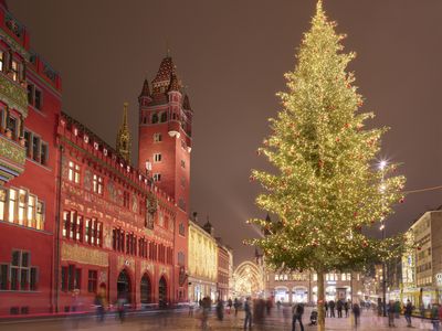 Weihnachtsbaum am Marktplatz in Basel  Christmas tree at Marktplatz Basel.tif