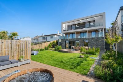 Perfect-Stays-Trelorna-garden-1.jpg