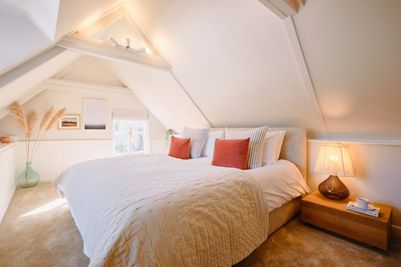 Perfect-Stays-Harbour-Walk-master-bedroom.jpg