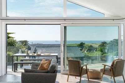Perfect-Stays-Shorebreak-living-area-2.jpg