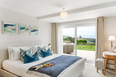 Perfect-Stays-Owls-master-bedroom.png