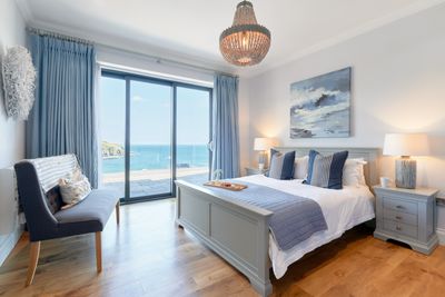 Perfect-Stays-Tamarisks-master-bedroom.jpg