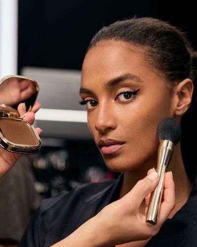 FS_WOMAN_SS25_BEAUTY_BTS_SHOTS_APPLICATION_SHOT_SASHA_IMG_8770_4_5.jpg