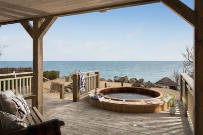 Perfect-Stays-Compass-Point-hot-tub-1.jpg