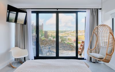 Perfect-Stays-The-Hideout-master-bedroom-1.jpg