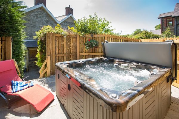farmhouse_hot_tub_1.jpg
