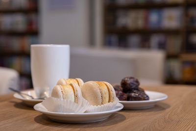 Vanilla date macarons