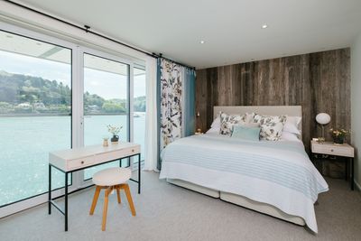 Perfect-Stays-Waterside-master-bedroom.jpg